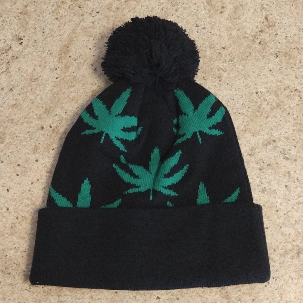 Black‎ Green Leaf Print Grunge Cuffed PomPom Knit Beanie NWOT - Picture 5 of 14